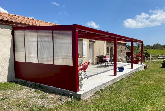 Pergola aluminium avec une couverture en polycarbonate